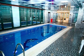 Kolam renang indoor