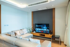Appartement Panoramique, 3 chambres, vue océan | Salle de séjour | TV connectée