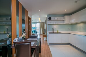 Appartement Luxe, 1 très grand lit, vue baie | Cuisine privée | Grand réfrigérateur, micro-ondes, plaque de cuisson