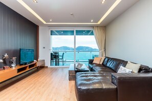 3 Bedrooms Apartment | Living room | Smart TV - Privilege Residences by Lofty (Patong)