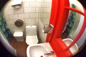Ensemble douche/baignoire, serviettes fournies