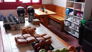 Free daily continental breakfast  - Hostal Irreal - Hostel (Santiago)