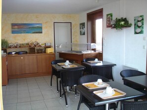 Frokostbuffé hver dag (EUR 8 per person)