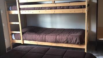 Quadruple Room | Desk, free cots/infant beds, free WiFi, bed sheets