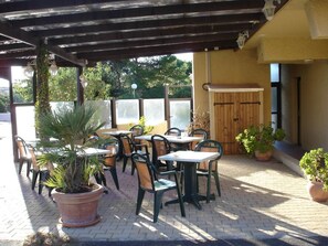 Outdoor dining - Rev'Hotel (Leucate)