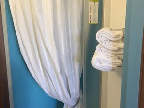 Douche, articles de toilette gratuits, sĂšche-cheveux