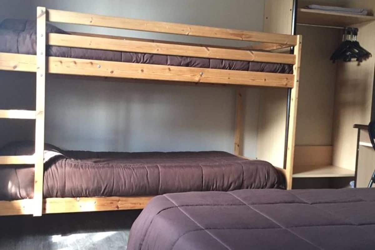 Vierpersoonskamer | Een bureau, gratis babybedden, gratis wifi, beddengoed