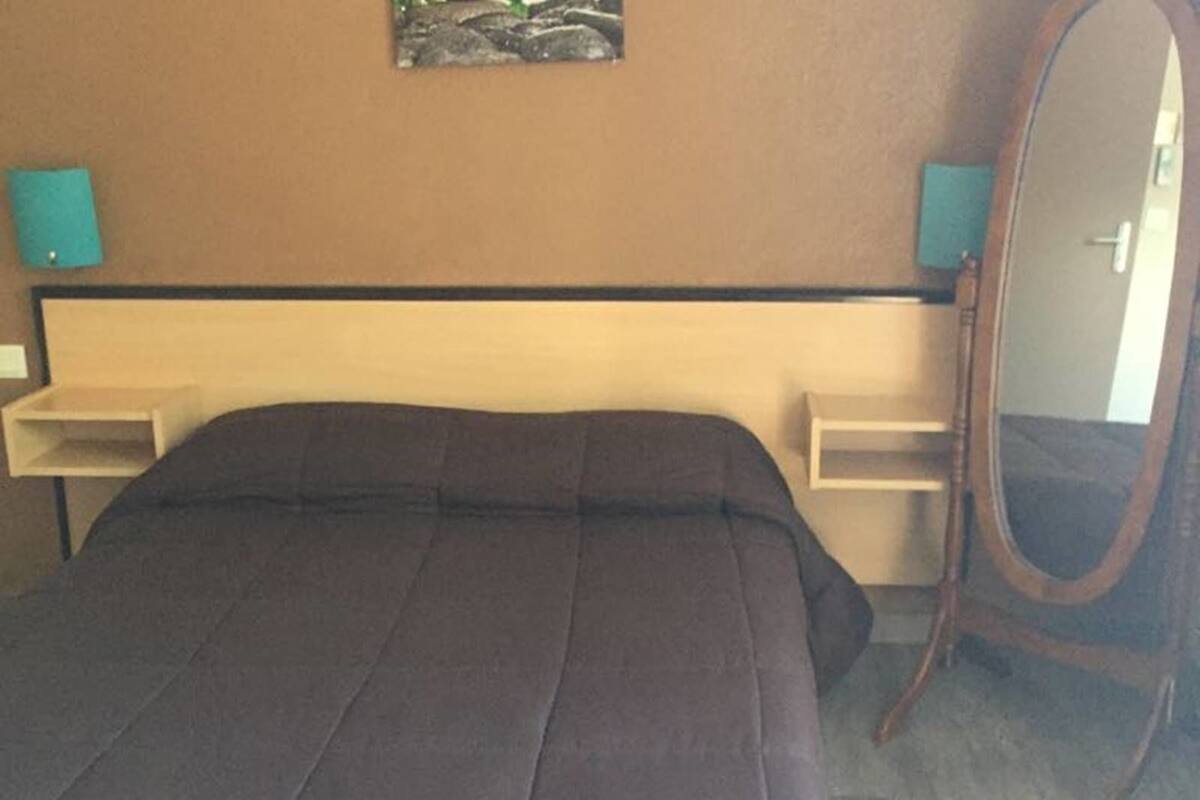 Double Room | Desk, free cots/infant beds, free WiFi, bed sheets