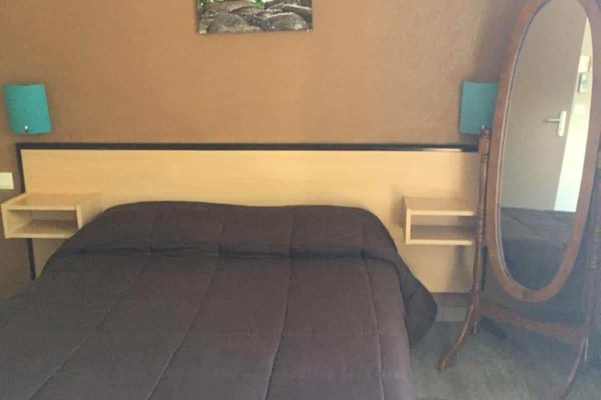 Tweepersoonskamer | Een bureau, gratis babybedden, gratis wifi, beddengoed