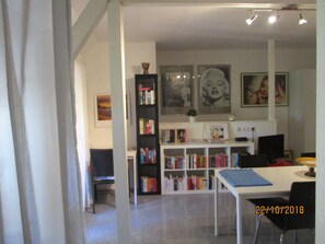 Comfort studio, keuken (Kleines Studio, excl.350 Euro Kaution) | Individueel gedecoreerd, individueel gemeubileerd, gratis wifi