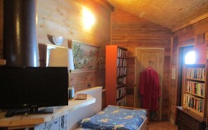 Habitación cuádruple básica (Rustikal) | Decoración individual, mobiliario individual, wifi gratis y ropa de cama