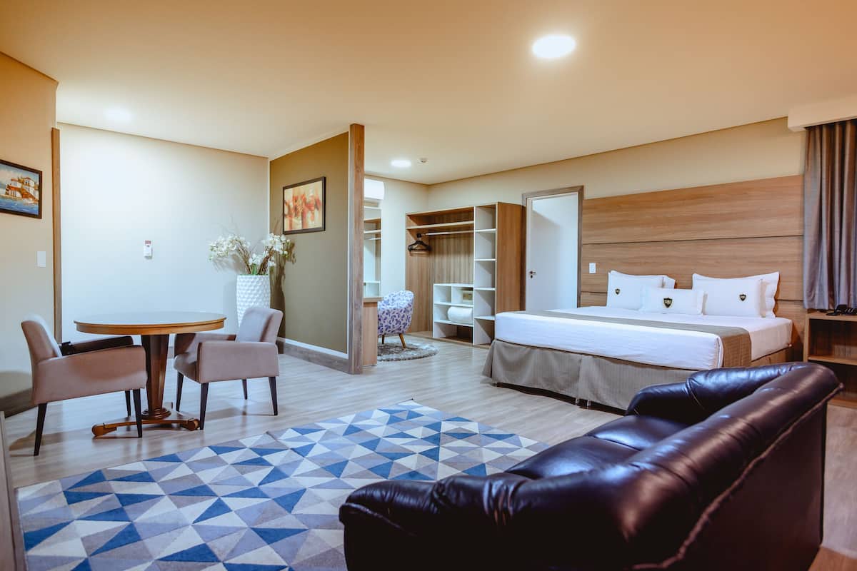 1 bedroom, hypo-allergenic bedding, minibar, desk