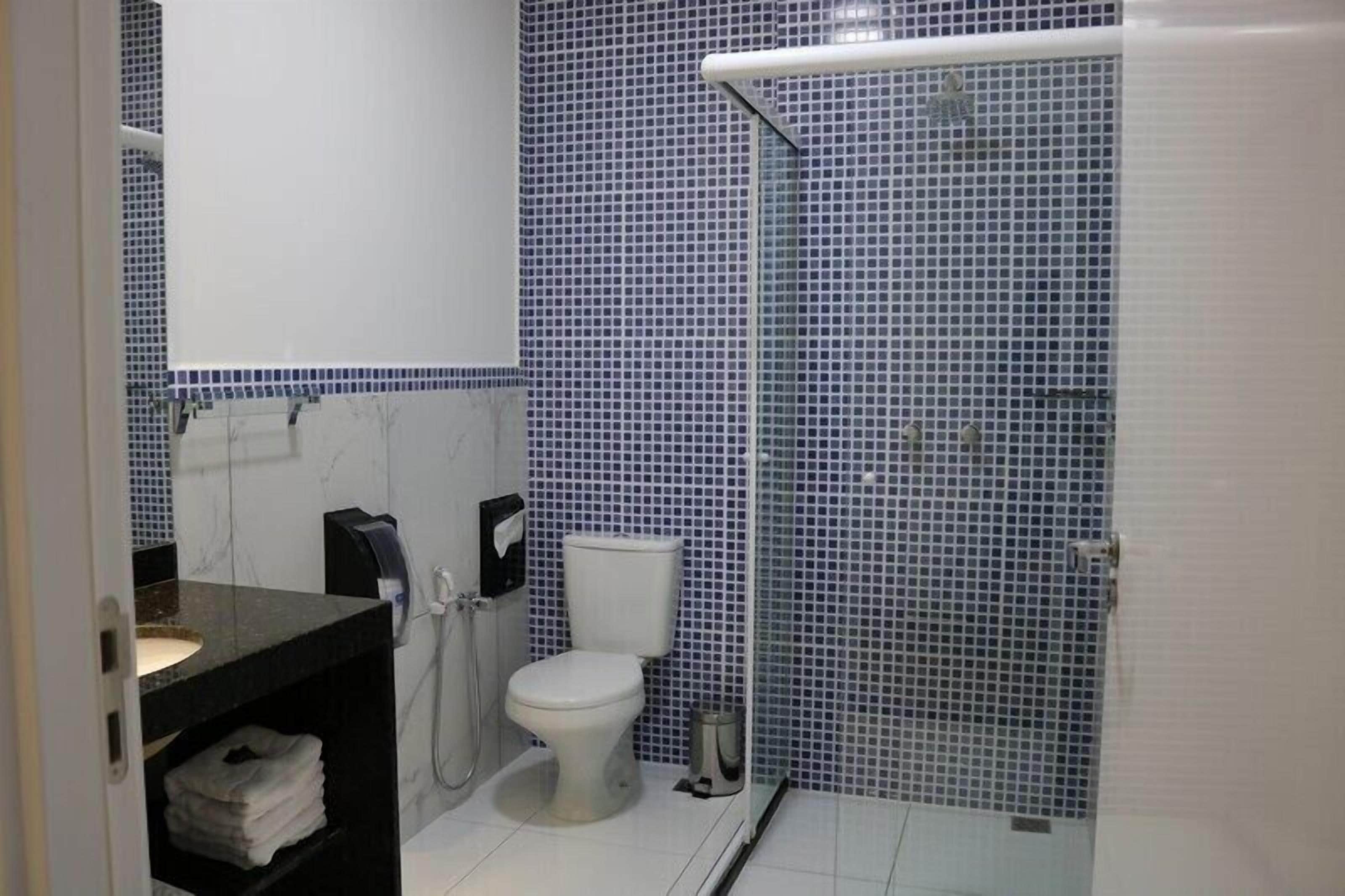 shower, rainfall showerhead, free toiletries, hair dryer