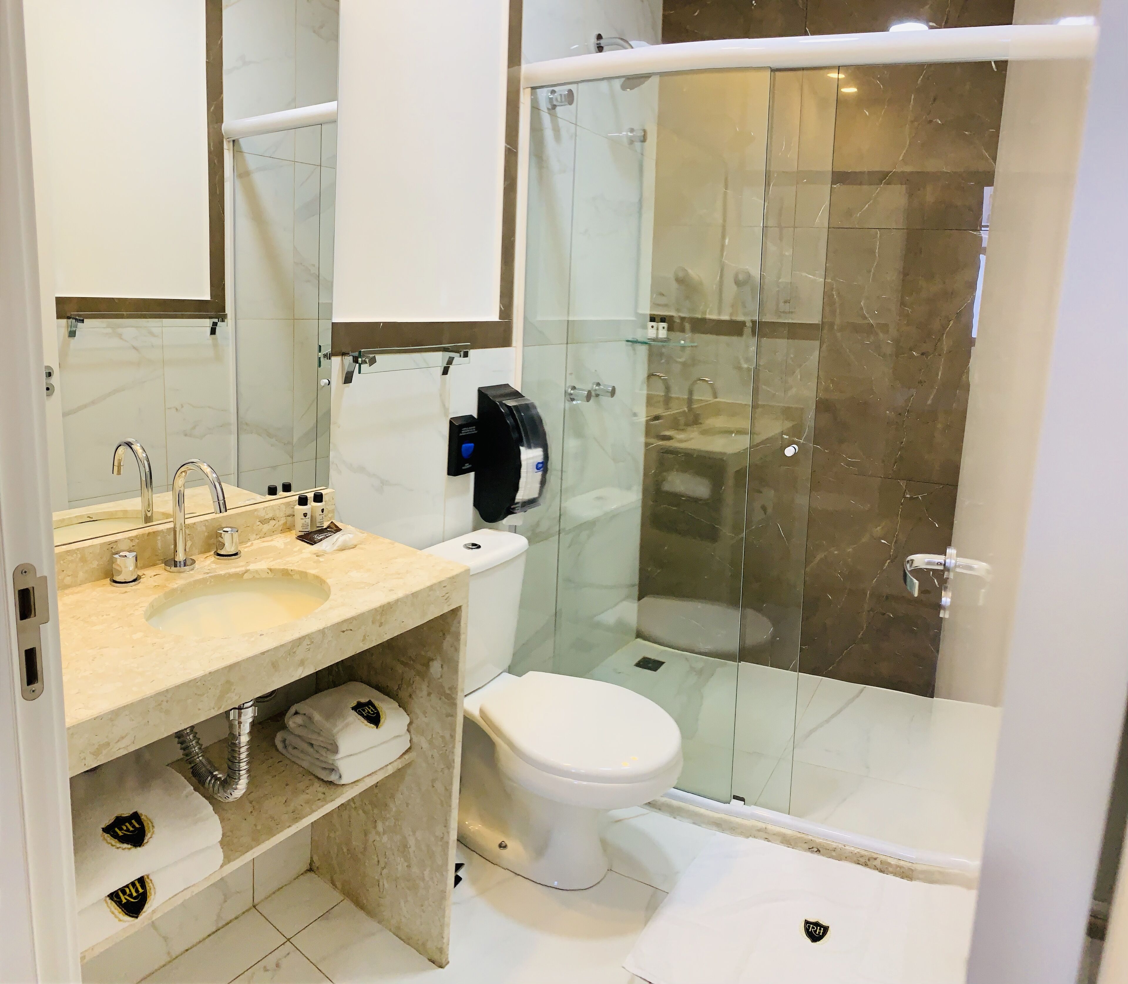 quarto confort casal | bathroom | shower, rainfall showerhead, free toiletries, hair dryer