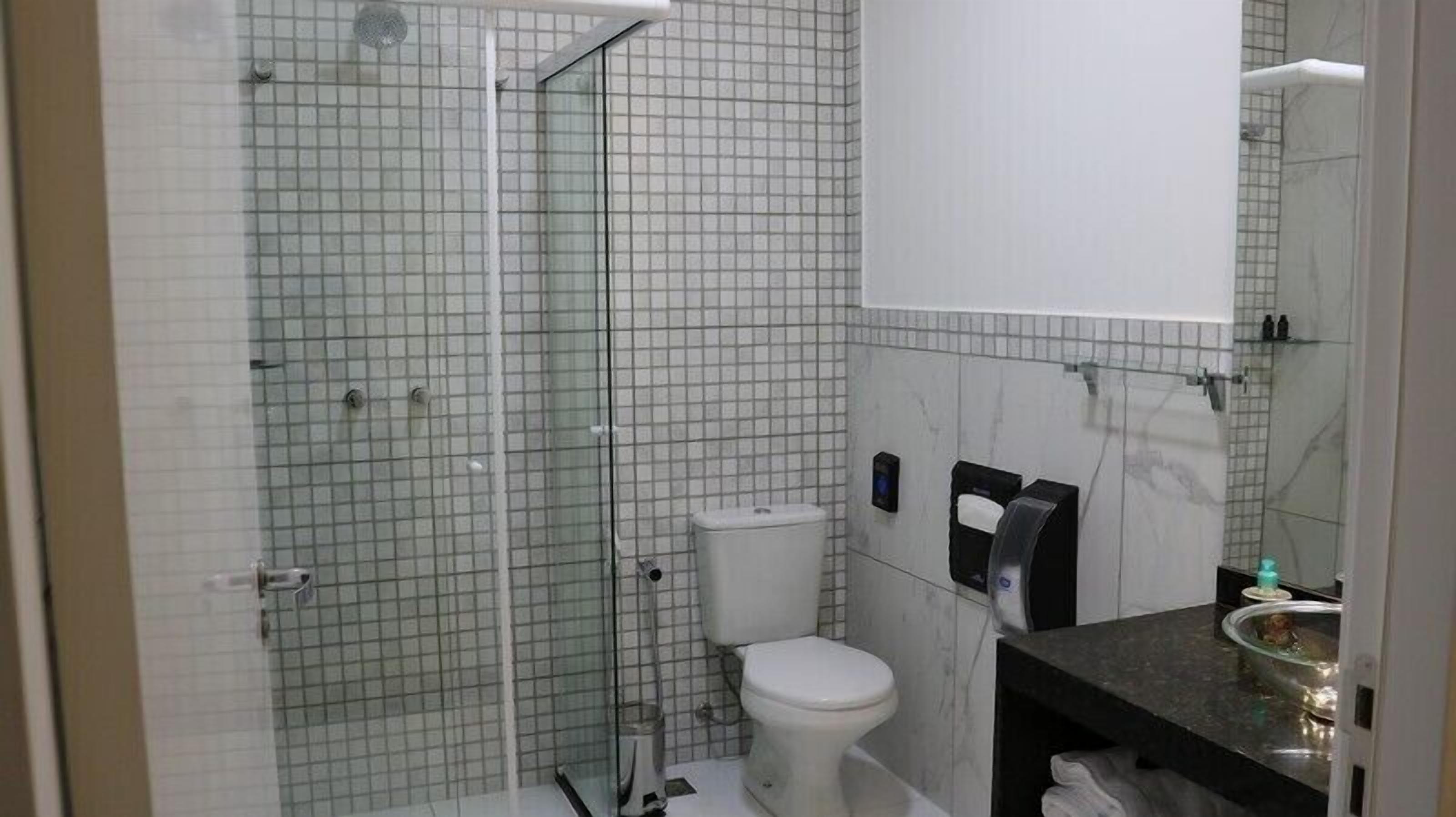 quarto luxo casal | bathroom | shower, rainfall showerhead, free toiletries, hair dryer