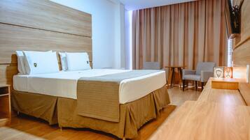 Quarto Confort Casal | 1 bedroom, hypo-allergenic bedding, minibar, desk