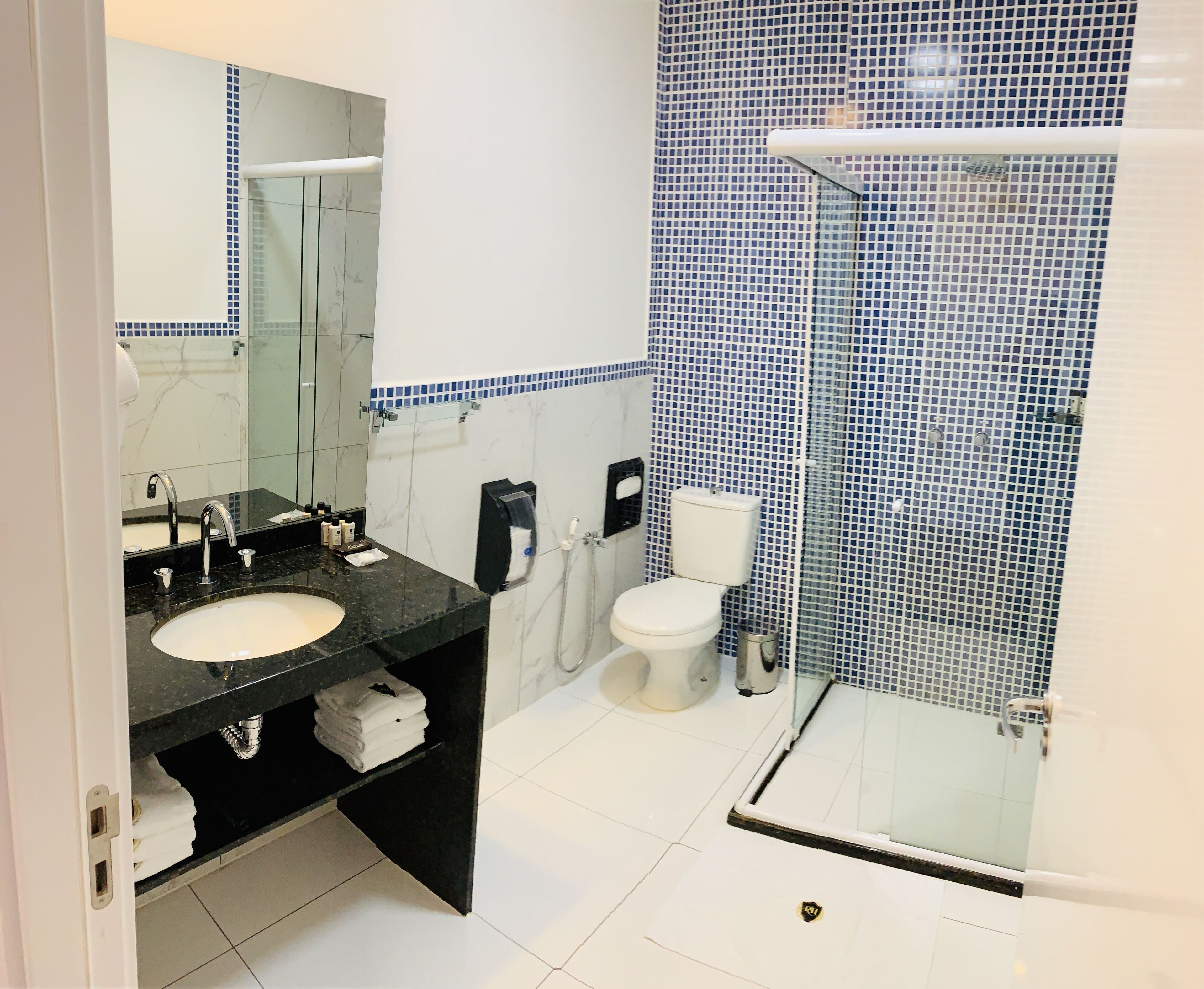 quarto luxo casal | bathroom | shower, rainfall showerhead, free toiletries, hair dryer