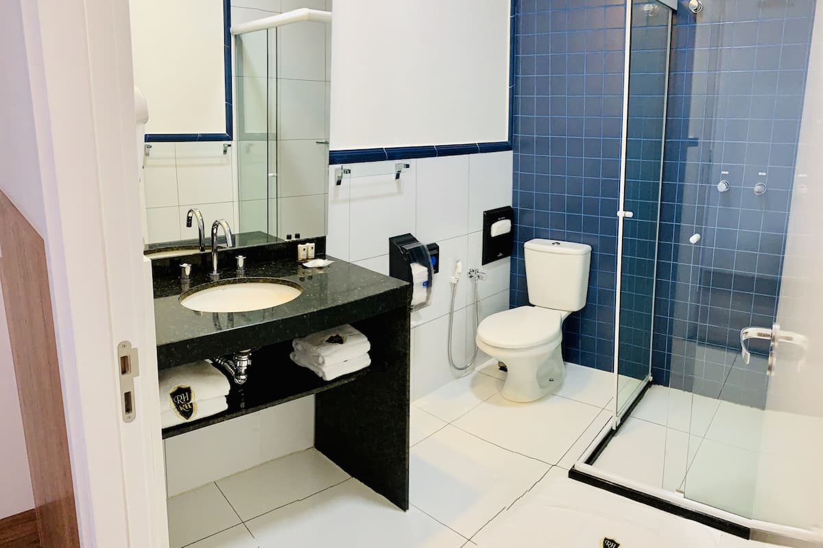 quarto luxo família | bathroom | shower, rainfall showerhead, free toiletries, hair dryer