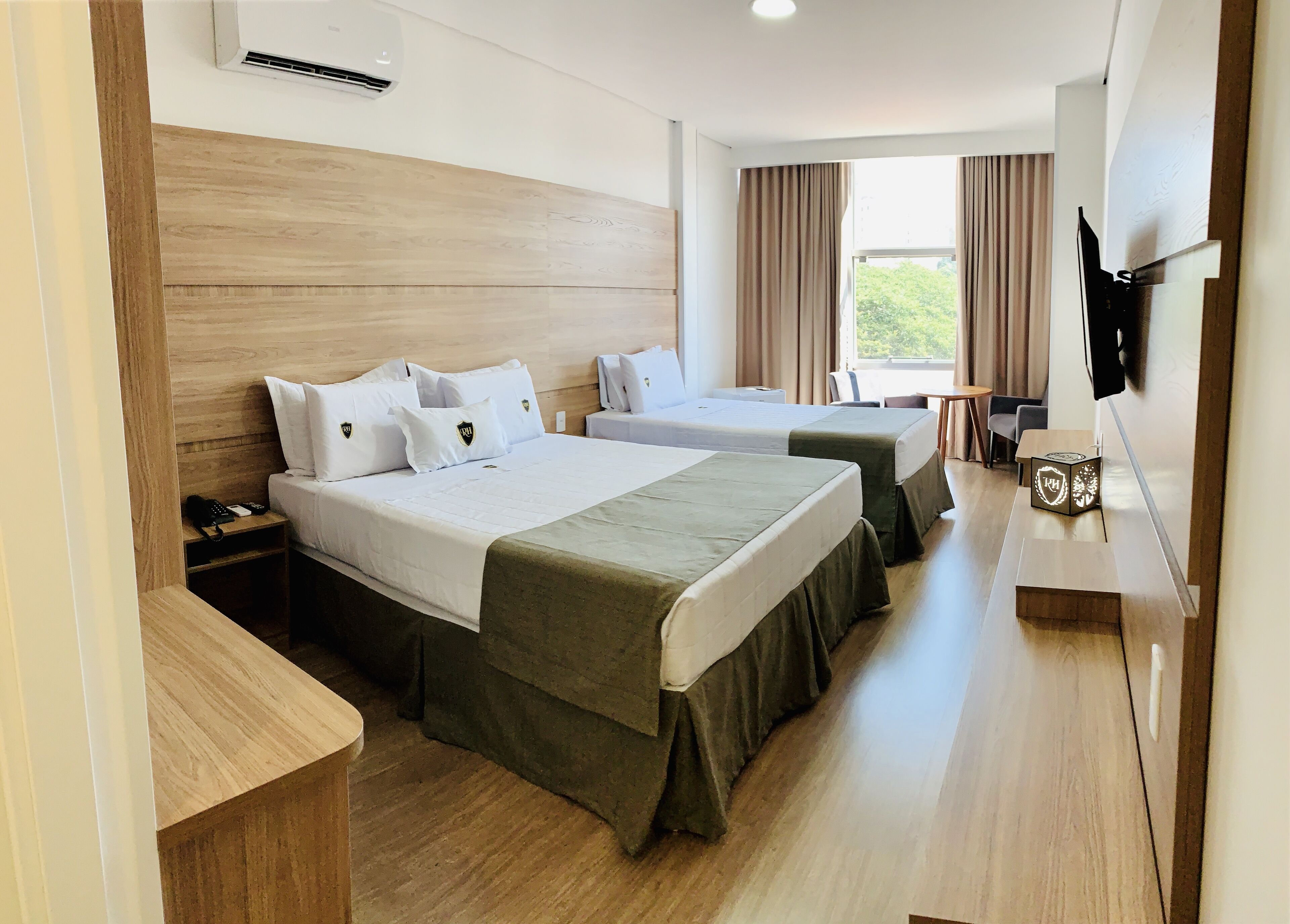 Quarto Luxo Família | Hypo-allergenic bedding, minibar, desk, blackout curtains