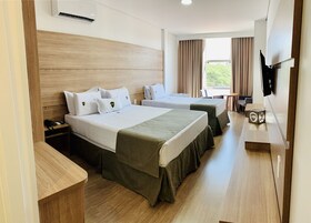 Quarto Luxo Família | 防过敏的被褥、迷你吧、办公桌、遮光窗帘