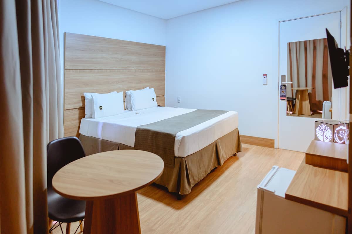 1 bedroom, hypo-allergenic bedding, minibar, desk