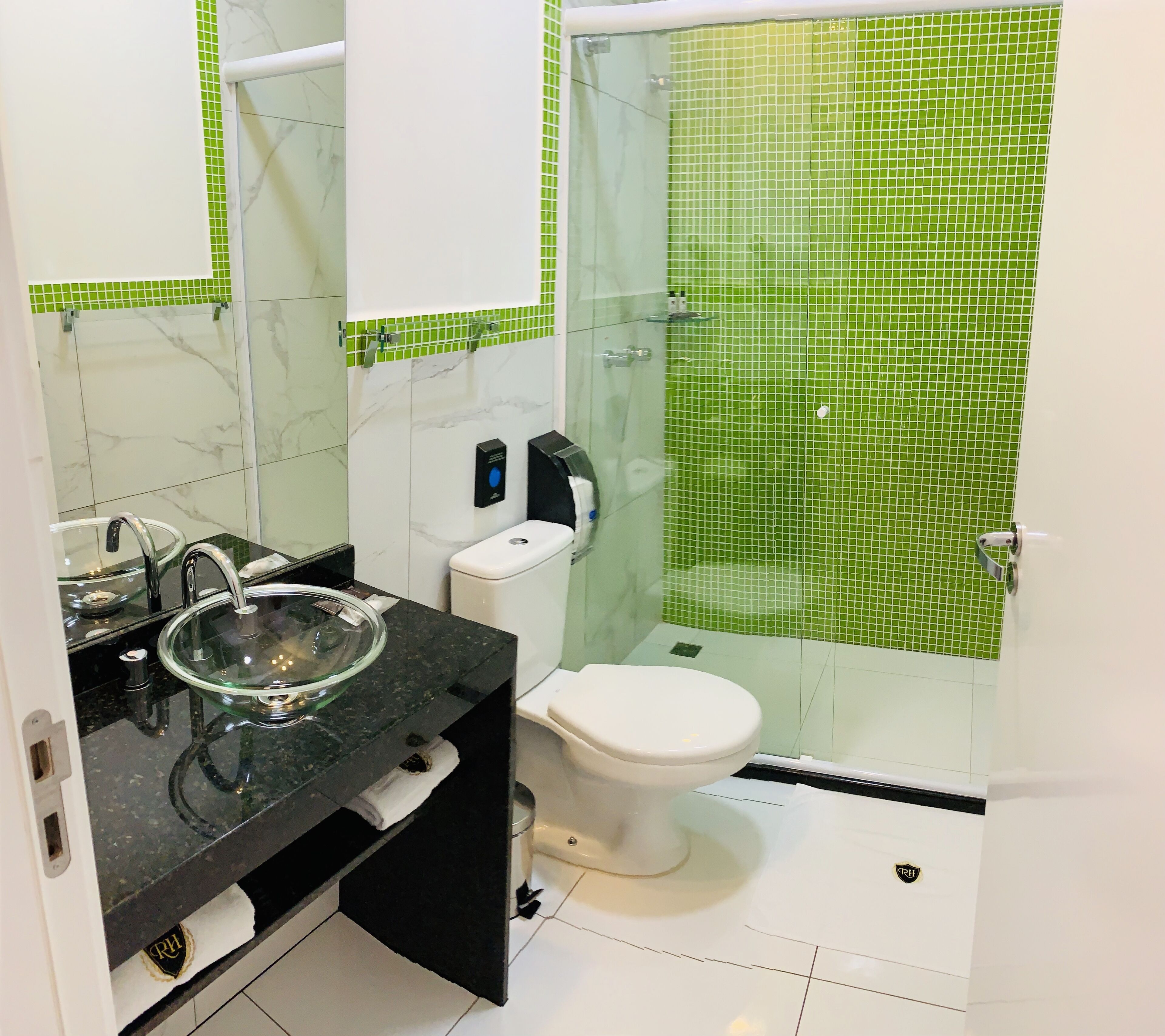 quarto luxo casal | bathroom | shower, rainfall showerhead, free toiletries, hair dryer
