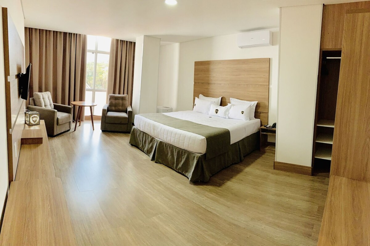 Hypo-allergenic bedding available, minibar, desk, blackout drapes