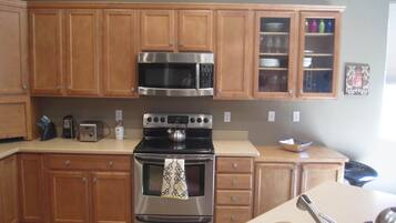 Køleskab, mikrobølgeovn, ovn, kogeplade