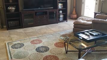 Tv, dvd-afspiller, musikbibliotek, videobibliotek