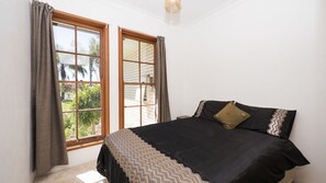 4 bedrooms, iron/ironing board, free WiFi, bed sheets