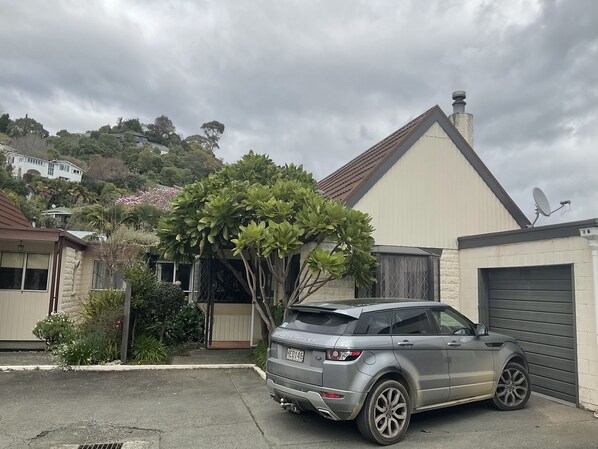 Un Range Rover aparcado en una entrada de casa con una vivienda al fondo.