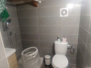 Douche, serviettes fournies, savon, shampoing