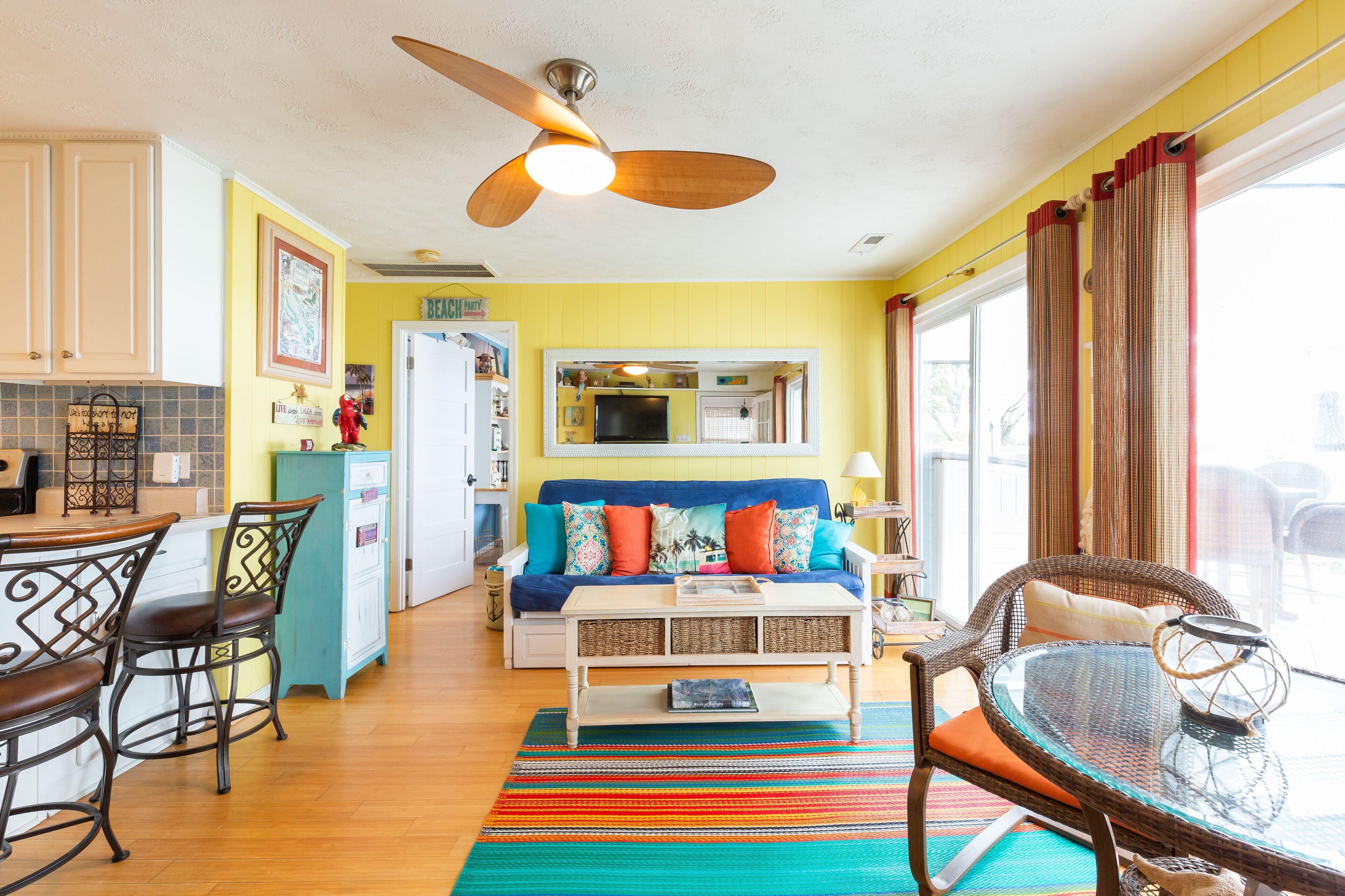 Una televisión, una chimenea, un reproductor de DVD, libros