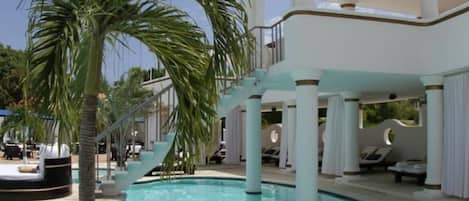 Una piscina al aire libre