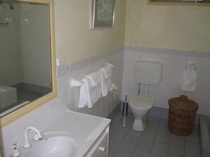 Badewanne, Haartrockner, Handtücher, Seife