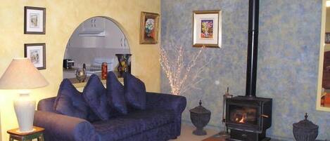 تلفزيون، مدفأة، مشغل دي في دي، كُتُب