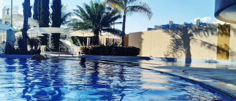 Una piscina al aire libre, una piscina climatizada