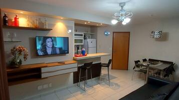 TV LCD, pebolim, mesa de pingue-pongue