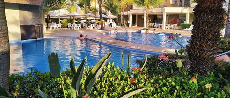Una piscina al aire libre, una piscina climatizada