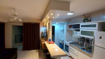 Geladeira, micro-ondas, fogão, cooktop