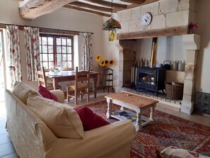 Fernseher, Kamin, DVD-Player, Bücher