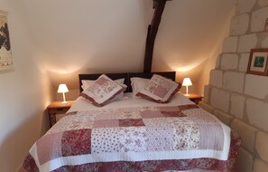 1 bedroom, iron/ironing board, travel crib, free WiFi - Private pool in a beautiful, romantic retreat, offering peace and quiet (Noyant-Villages)
