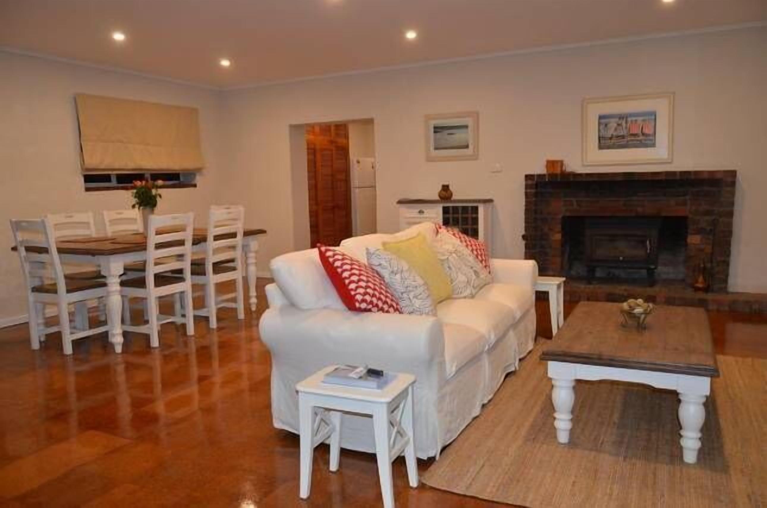 電視、壁爐、書籍、音響