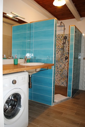 Shower, hair dryer, bidet, towels - oasis of tranquility in the historic center (Napoli)