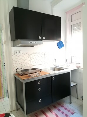 Refrigerador, microondas, parrilla de estufa y cafetera y tetera 