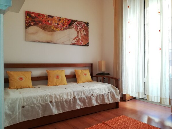 2 habitaciones, escritorio, tabla de planchar con plancha y wifi gratis 