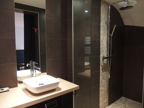 Douche, sèche-cheveux, serviettes fournies, savon