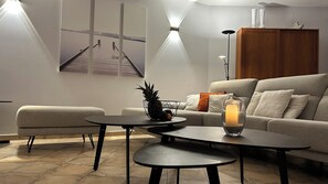 Télévision, lecteur de DVD, livres, chaîne hi-fi