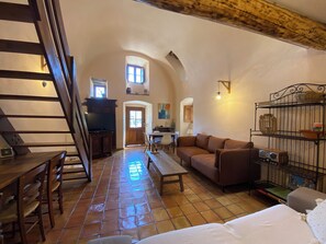 Télévision, cheminée, lecteur de DVD, chaîne hi-fi