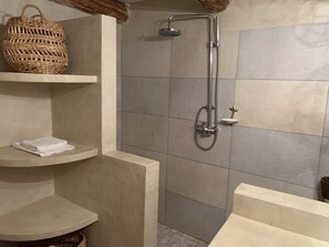 Dusche, Haartrockner, Handtücher, Seife
